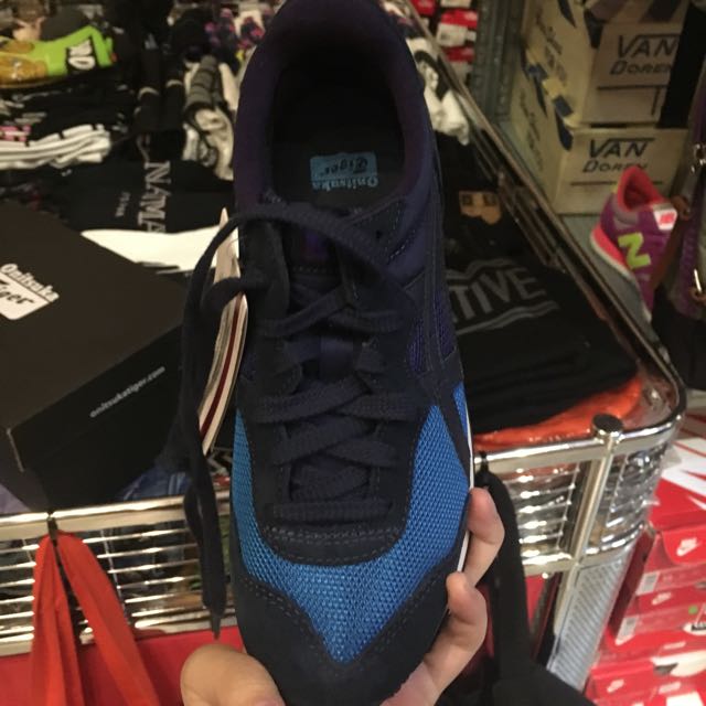 Onitsuka Tiger (Category: Sneakers) located in Singapore. Submitted by tungsten (Listing ID 74371046, Image 2). Description: .