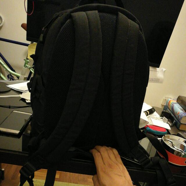 Lowepro Camera Bag (Category: Camera Bags & Carriers) located in Singapore. Submitted by dog_rules (Listing ID 74635673, Image 2). Description: .