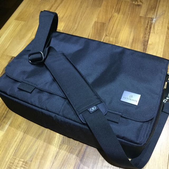victorinox messenger