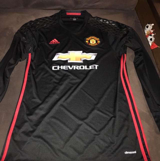 man utd kids goalkeeper kit