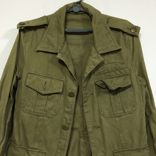 Jacket (Category: Hoodies) located in Singapore. Submitted by bananally (Listing ID 75076326, Image 2). Description: .
