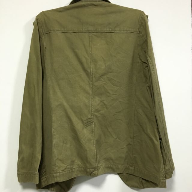 Jacket (Category: Hoodies) located in Singapore. Submitted by bananally (Listing ID 75076326, Image 3). Description: .