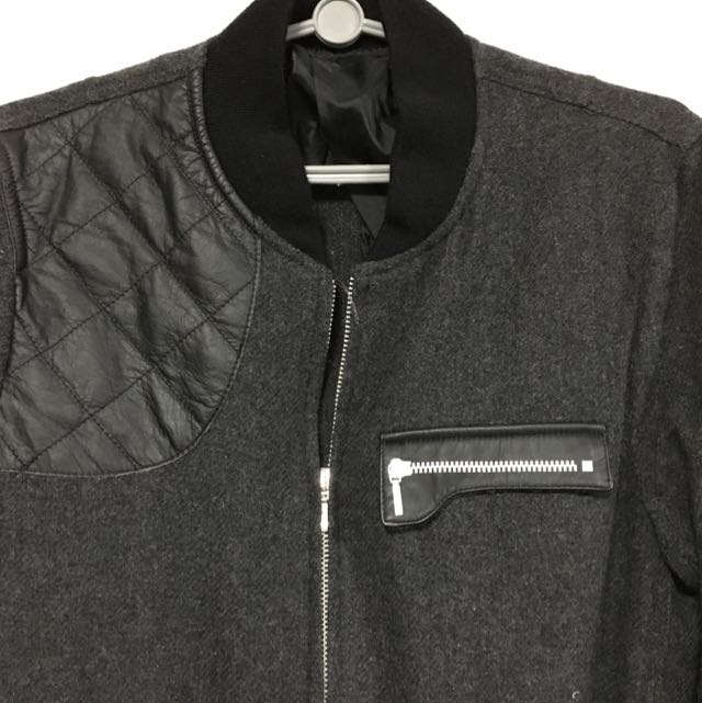 Jacket (Category: Hoodies) located in Singapore. Submitted by bananally (Listing ID 75076649, Image 3). Description: .
