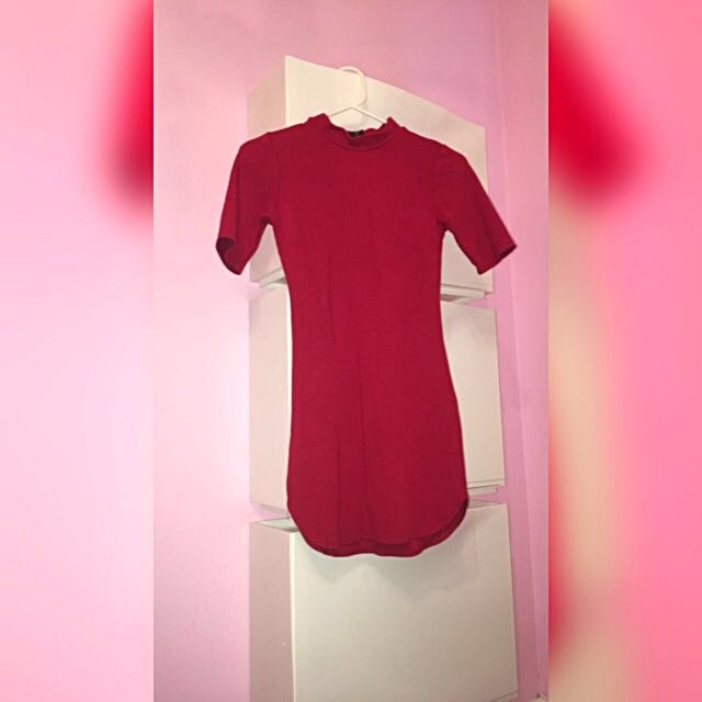 Kylie jenner red dress fashion deals nova