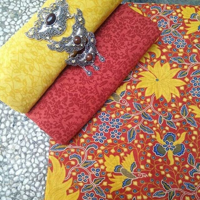 Batik Set (Bella) (Category: Face Masks & Face Shields) located in Singapore. Submitted by astique.sg (Listing ID 75559271, Image 1). Description: .