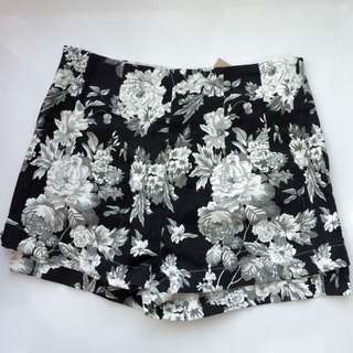 (NEW) Monochrome Floral Short