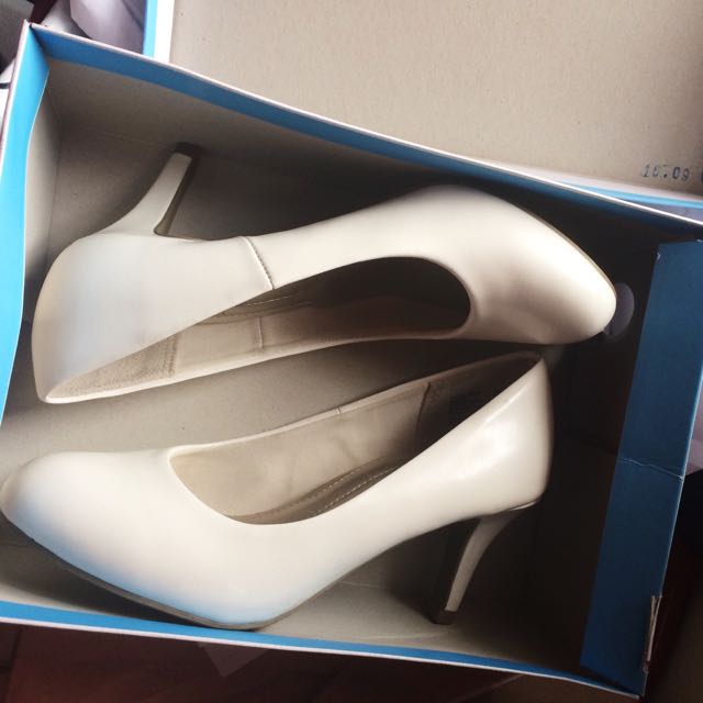 payless white pumps