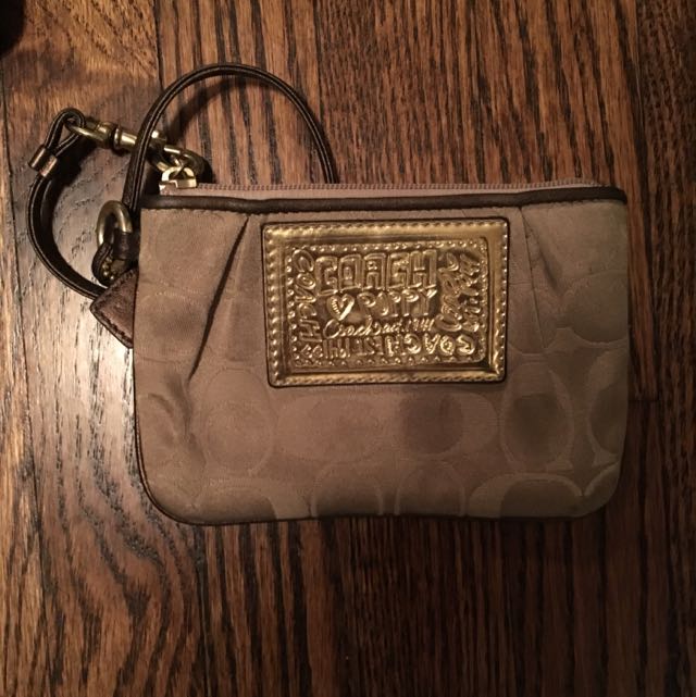Coach Items (Category: Bags & Wallets) located in Burlington. Submitted by kthubert (Listing ID 76127253, Image 3). Description: .
