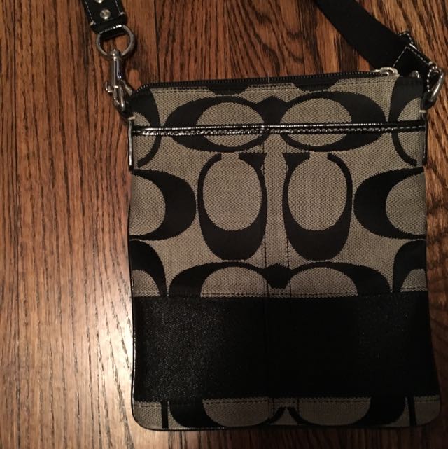 Coach Items (Category: Bags & Wallets) located in Burlington. Submitted by kthubert (Listing ID 76127253, Image 2). Description: .
