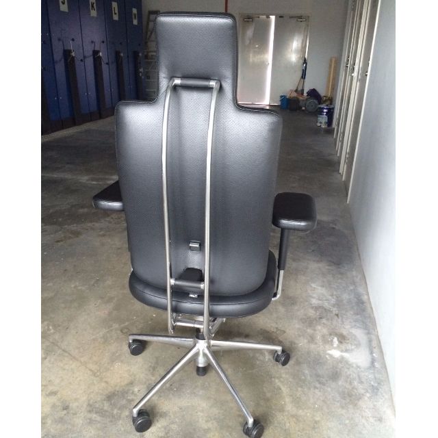 Vitra headline store management chair