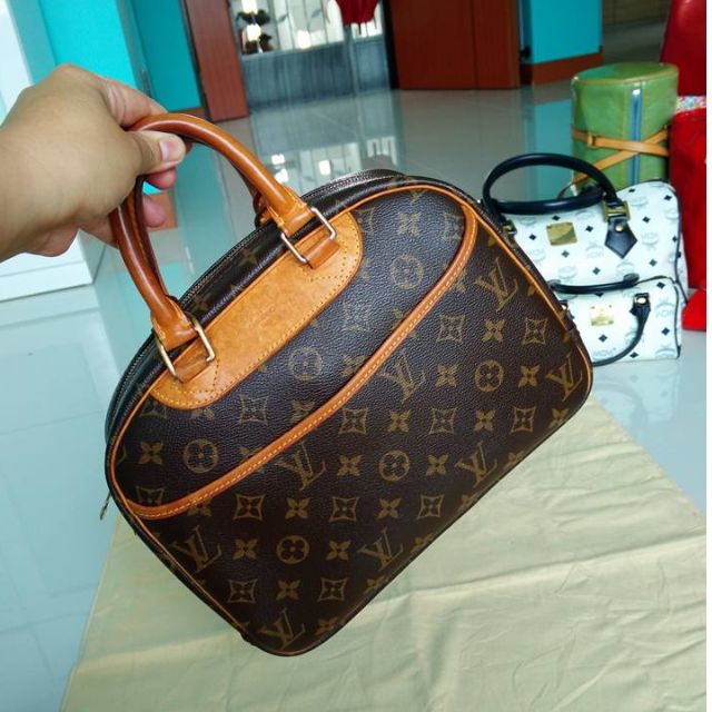 Authentic LV Vintage handbag Luxury, Bags & Wallets on Carousell