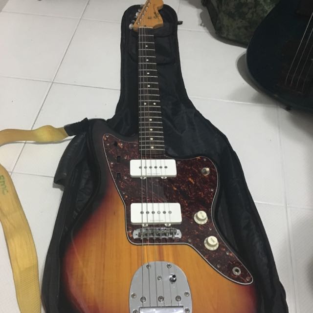 Squier Jazzmaster, Hobbies & Toys, Music & Media, Musical Instruments ...