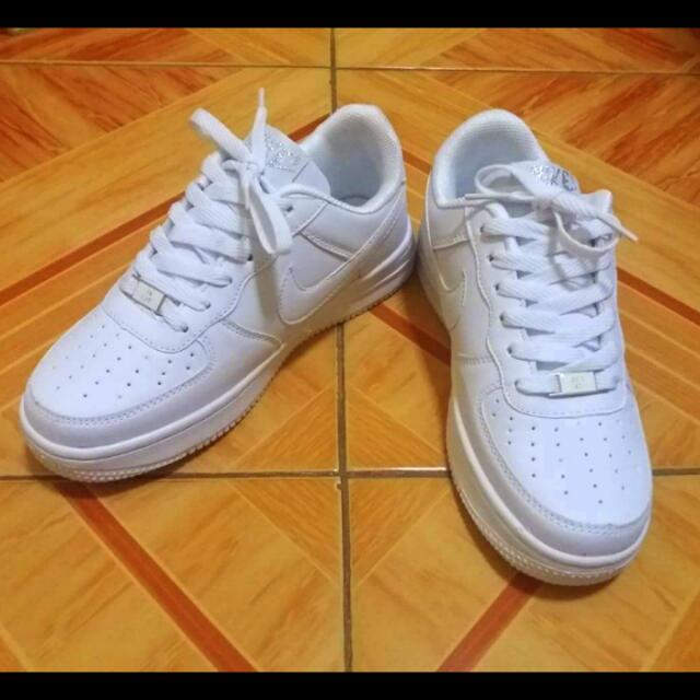 womens nike all white