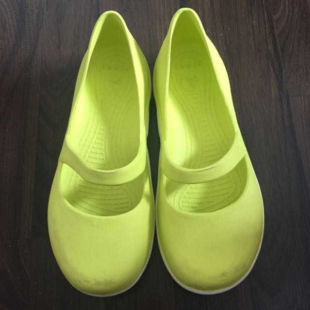 crocs waterproof shoes