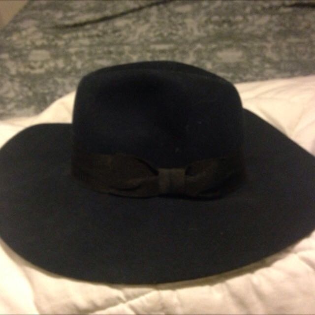Hat (Category: Accessories) located in Cobourg. Submitted by maresamosher (Listing ID 77001958, Image 2). Description: .