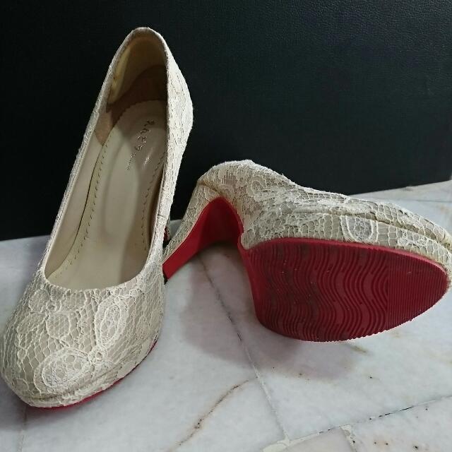 cream lace pumps