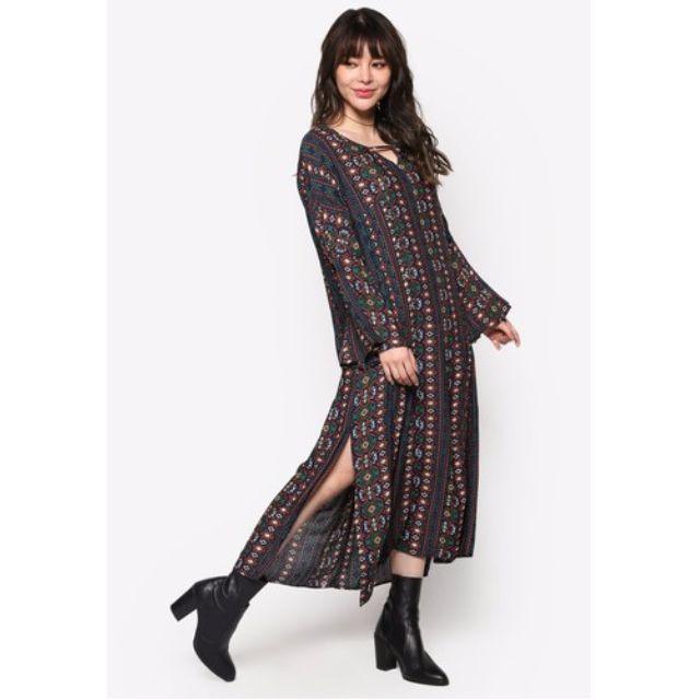 KLEEaisons Dropped Shoulder Printed Kaftan Dress (Category: Dresses) located in Makati City. Submitted by dotdotdotzzz (Listing ID 77341173, Image 2). Description: KLEEaisons Dropped Shoulder Printed Kaftan Dress (Medium size) The Bohemian appeal is strong with this charming KLEEaisons number, so slip into this if you're seeking for an instant style injection. Imbued with a heavy dose of casual vibes from the tribal-infused prints. - Polyester - 