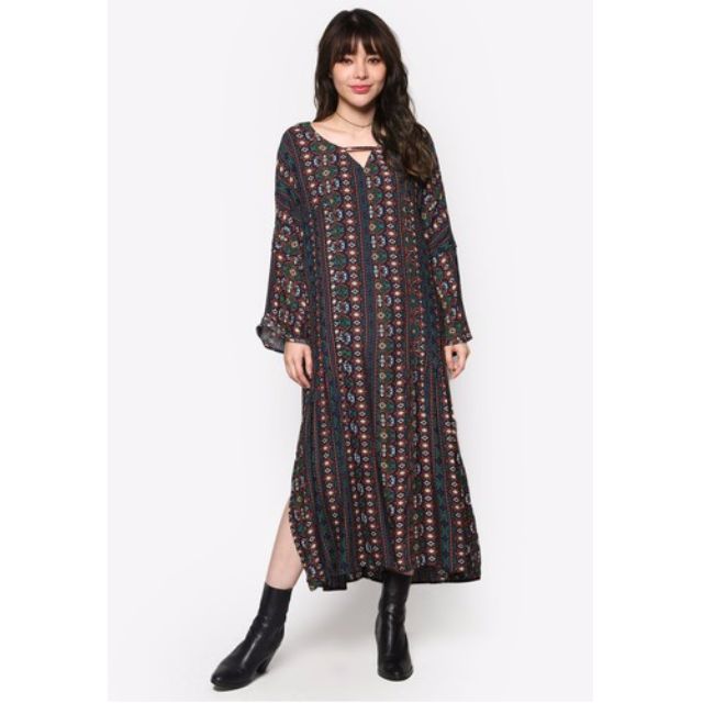 KLEEaisons Dropped Shoulder Printed Kaftan Dress (Category: Dresses) located in Makati City. Submitted by dotdotdotzzz (Listing ID 77341173, Image 3). Description: KLEEaisons Dropped Shoulder Printed Kaftan Dress (Medium size) The Bohemian appeal is strong with this charming KLEEaisons number, so slip into this if you're seeking for an instant style injection. Imbued with a heavy dose of casual vibes from the tribal-infused prints. - Polyester - 
