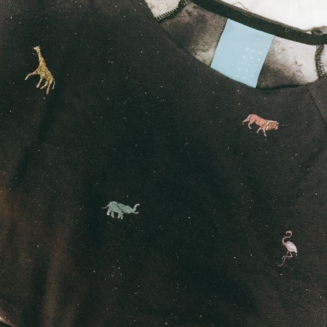 Zoo (Category: Other Tops) located in Petaling Jaya. Submitted by tarupyon (Listing ID 77527708, Image 3). Description: Cropped Top Size: S-M.