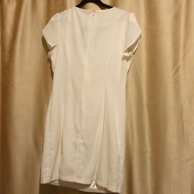 BNWT (Category: Sleeveless) located in Singapore. Submitted by yxy_yxy (Listing ID 77856757, Image 3). Description: Brand New with Tag White beads dress Good for office wear or event wear L size, bust: 42cm, length: 84cm Price includes normal postage.