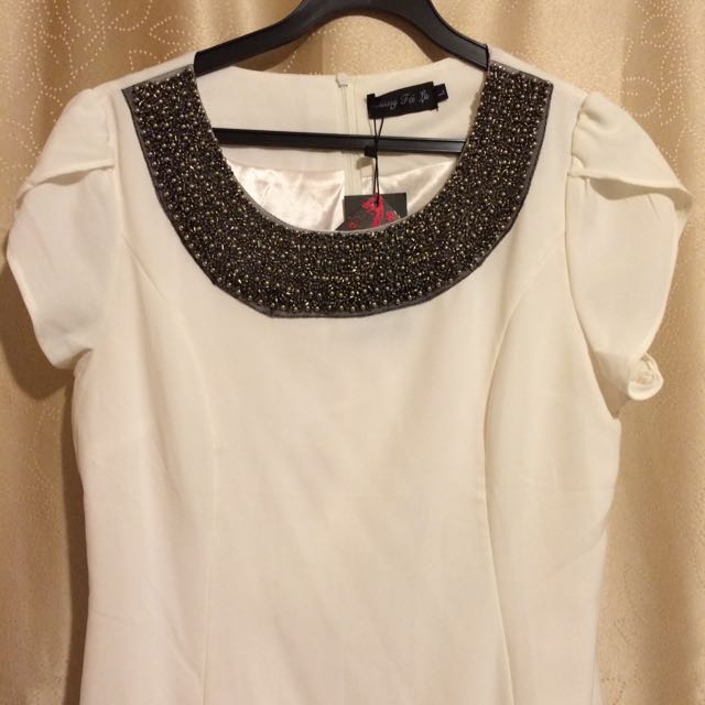 BNWT (Category: Sleeveless) located in Singapore. Submitted by yxy_yxy (Listing ID 77856757, Image 2). Description: Brand New with Tag White beads dress Good for office wear or event wear L size, bust: 42cm, length: 84cm Price includes normal postage.