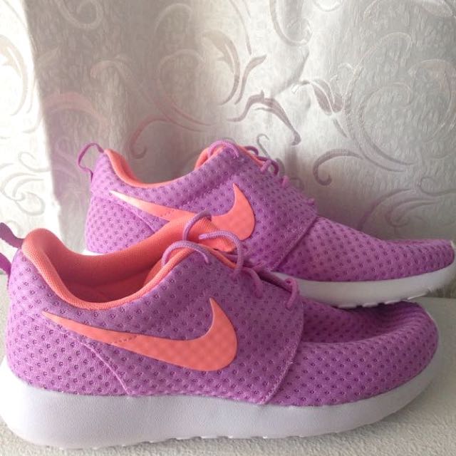 light purple nike roshe