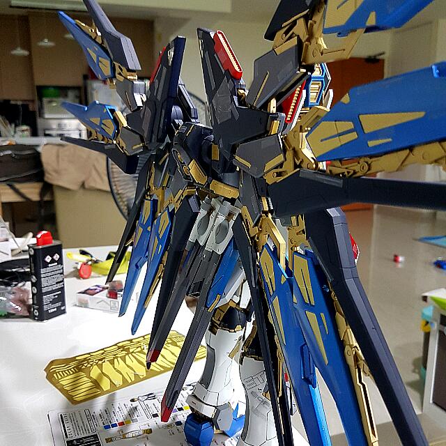 Bandai Strike Freedom Gundam Perfect Grade – Hochdetailliert Mit LED-Beleuchtung & Beweglichen Flügeln