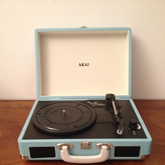 Akai retro hot sale briefcase turntable