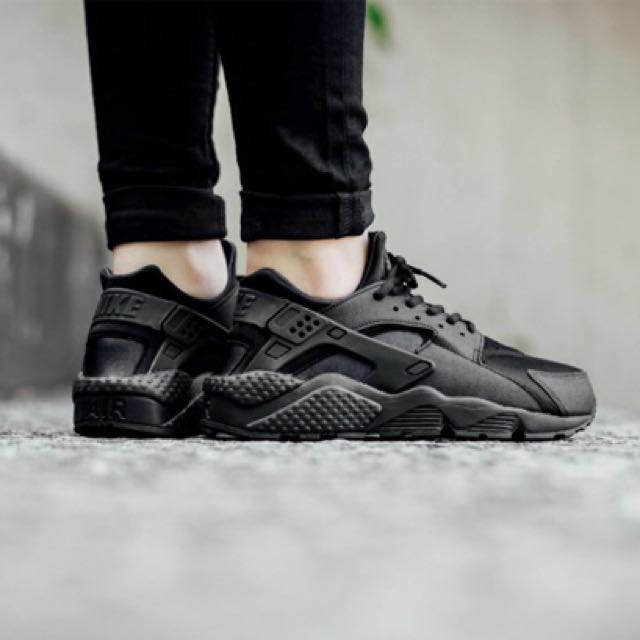 nike huarache triple black