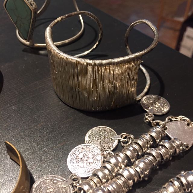 Bracelets (Category: Jewelry) located in Toronto. Submitted by crystalwaaa (Listing ID 78764409, Image 2). Description: .