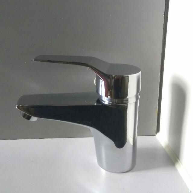 洗手盆冷热水混合水龙头 hot and cold water mixing