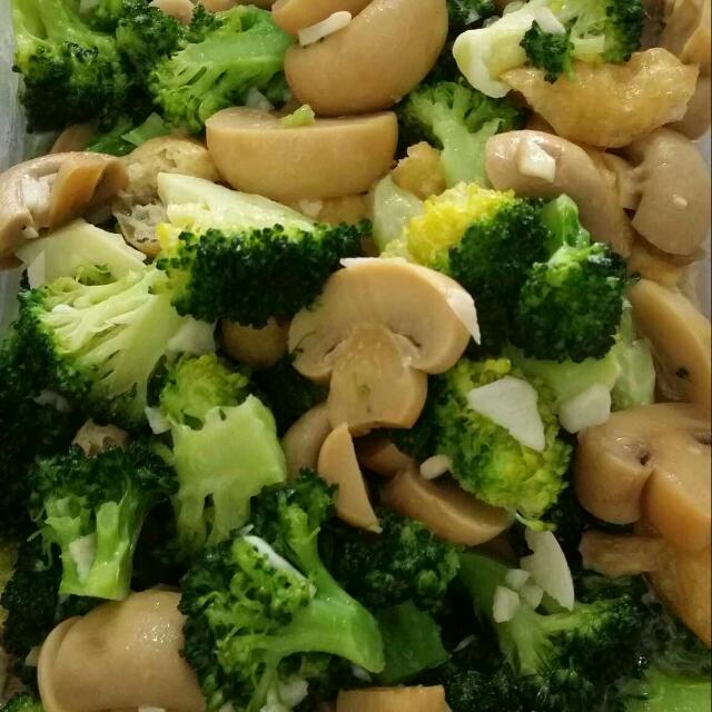 Broccoli Button Mushroom (Category: Fresh Produce) located in Singapore. Submitted by mummyputput (Listing ID 79280121, Image 1). Description: .
