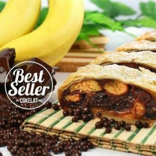 Malang Strudel Pisang Coklat Food Drinks Baked Goods On Carousell