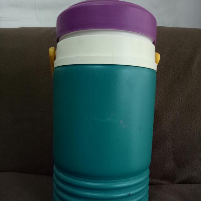Half Gallon IGLOO (made in USA), Kitchen & Appliances on Carousell