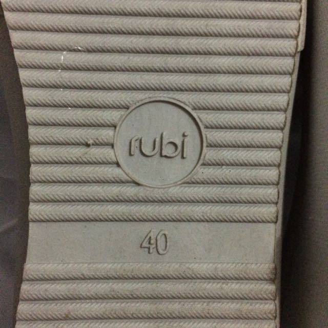 Rubi shoes tunjungan discount plaza
