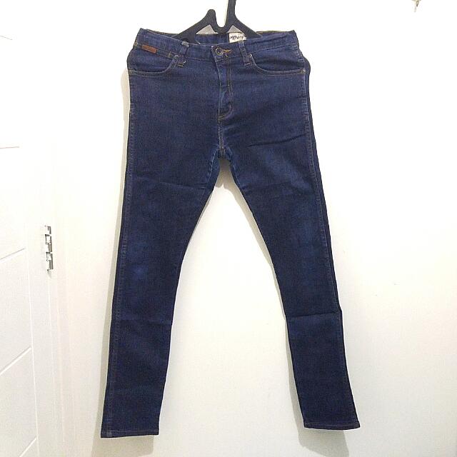 Celana Jeans Wrangler Original Warna Blue Navy Ukuran 29 Skinny Fit Fesyen Pria Pakaian Di Carousell The wrangler® cowboy cut® original fit jean hasn't changed much since it was introduced in 1947, because we from selvedge jeans to men's slim fit jeans, relaxed fit and bootcut jeans, there are enough options here to keep. celana jeans wrangler original warna blue navy ukuran 29 skinny fit