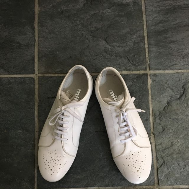 White Leather Shoes, Men's Fashion, Footwear, Casual shoes on Carousell