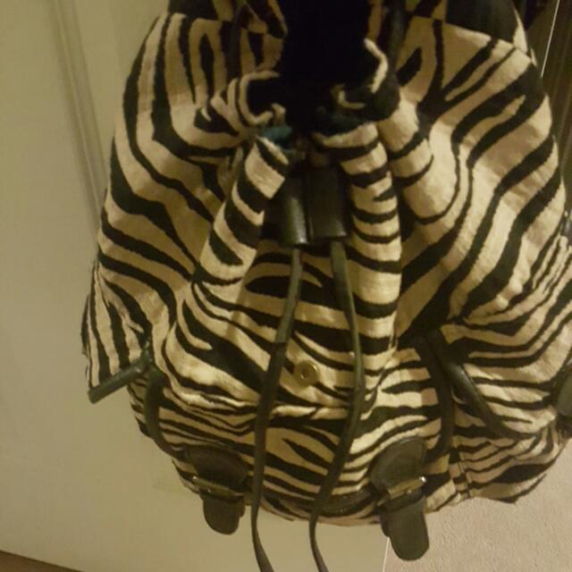 stringed backpack (Category: Bags & Wallets) located in Toronto. Submitted by sofiaesposito (Listing ID 80017544, Image 2). Description: .