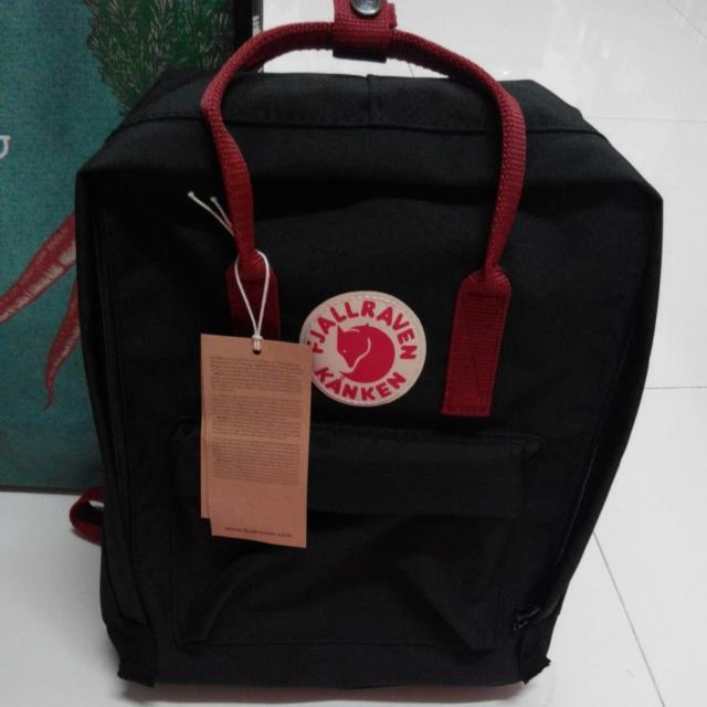 kanken black with red straps