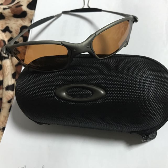 Oakley Juliet X Metal, 他的時尚, 運動服裝在旋轉拍賣