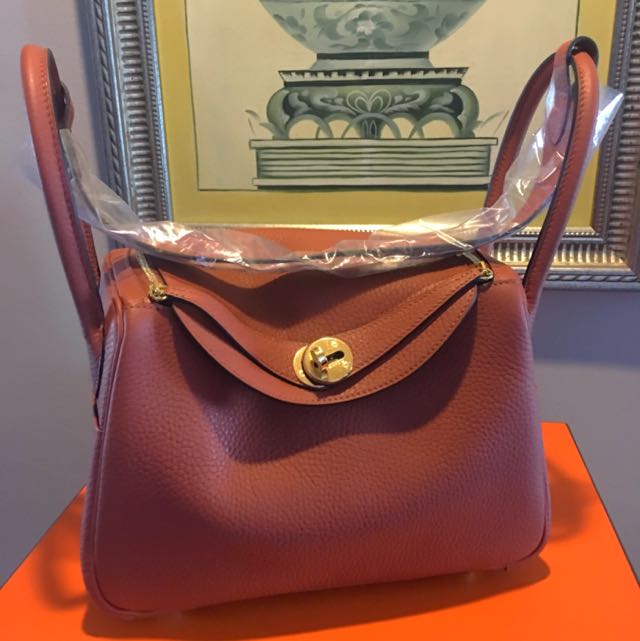 Hermes Lindy 26 Gold with GHW, brand new from boutique, Women's Fashion,  Bags & Wallets, Shoulder Bags on Carousell