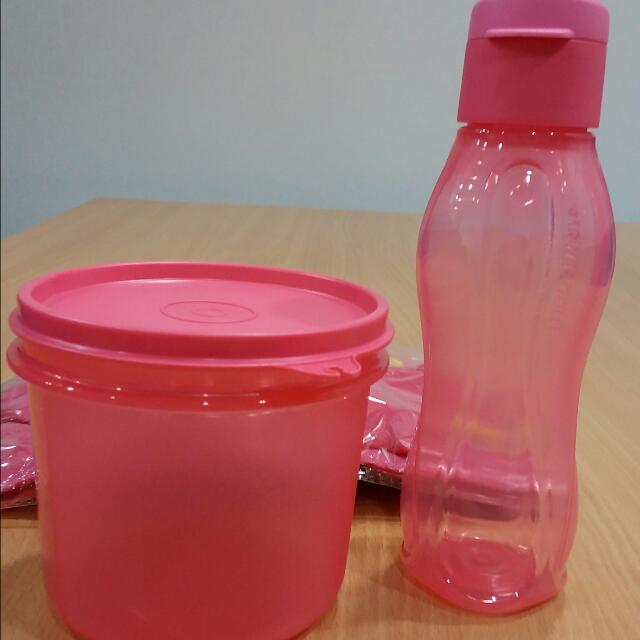 Tupperware Set (Category: Weaning & Toddler Feeding) located in Singapore. Submitted by michellescng (Listing ID 80292476, Image 3). Description: BN Tupperware Combo set ( 3 set of blue colour) - Eco Filptop Mini water bottle (310ml) - Round Kepper Snack container (550ml) Nicely pack with Free Pouch Good Christmas Gift for both Adults and Children. Kids can bring to school and small size, just nice to put in the school bag.