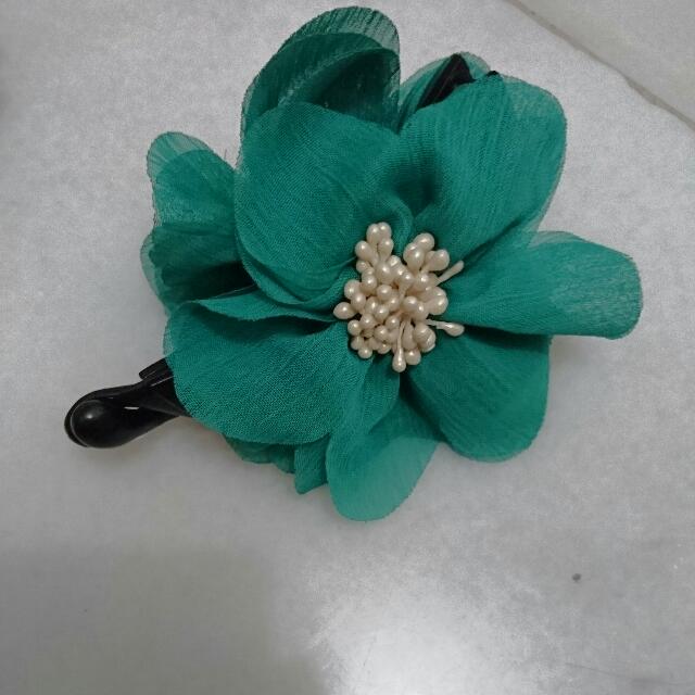 green flower hair accessories