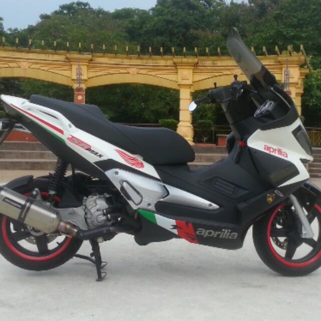 Aprilia sr hot sale max 300