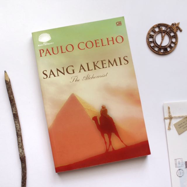 The Alchemist Paulo Coelho Buku Alat Tulis Buku Di Carousell