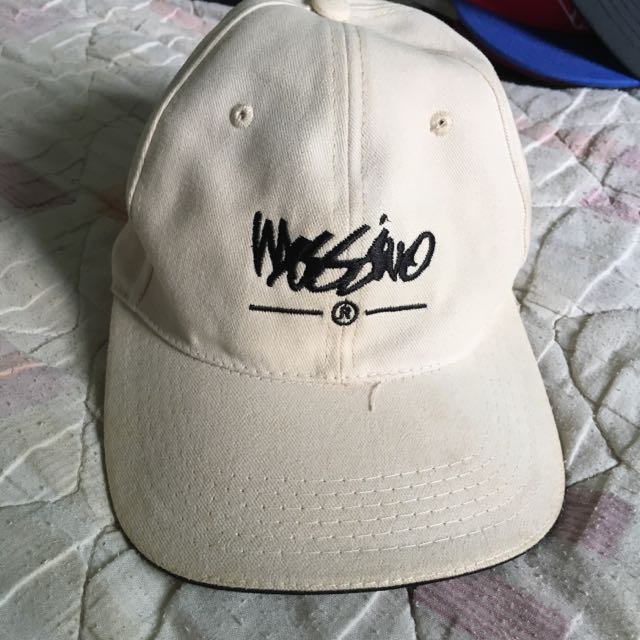 Basic White Baseball Cap (Category: Sleeveless) located in Singapore. Submitted by unicornylius (Listing ID 81031984, Image 1). Description: .
