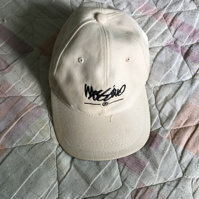 Basic White Baseball Cap (Category: Sleeveless) located in Singapore. Submitted by unicornylius (Listing ID 81031984, Image 2). Description: .