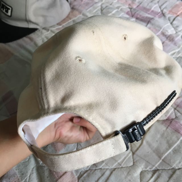 Basic White Baseball Cap (Category: Sleeveless) located in Singapore. Submitted by unicornylius (Listing ID 81031984, Image 3). Description: .