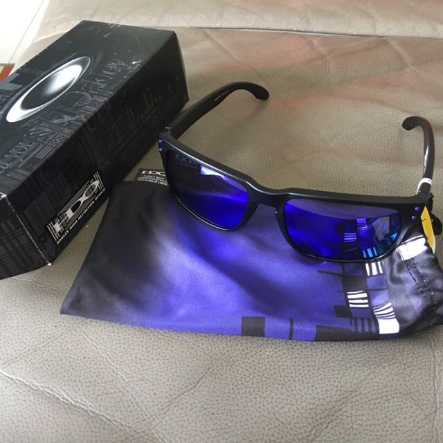 Oakley Holbrook JULIAN WILSON SIGNATURE SERIES, Men's Fashion, Activewear  on Carousell