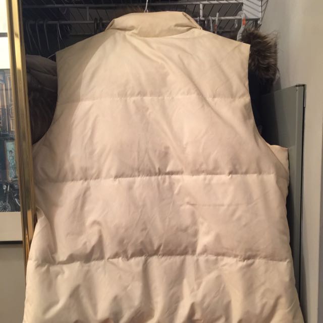 Roots Puffer Vest (Category: Clothes) located in Toronto. Submitted by all._.things._.pretty (Listing ID 81567091, Image 2). Description: .